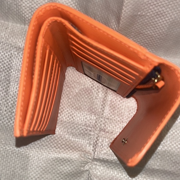 Dooney and Bourke trifold wallet - Picture 3 of 4